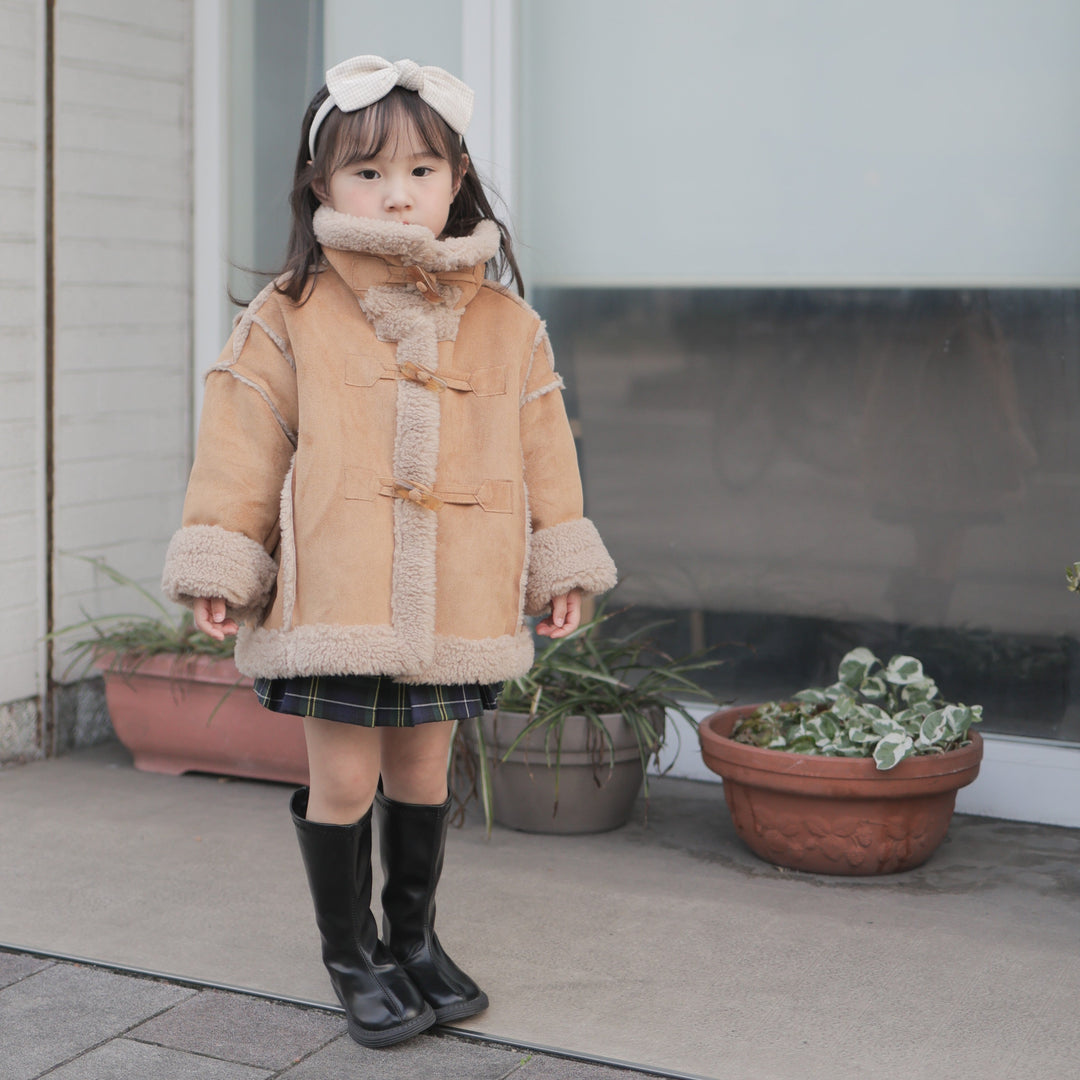 さっと羽織れてサマになるスタンドカラーコート♪首元まで暖かいので寒い日も安心✨