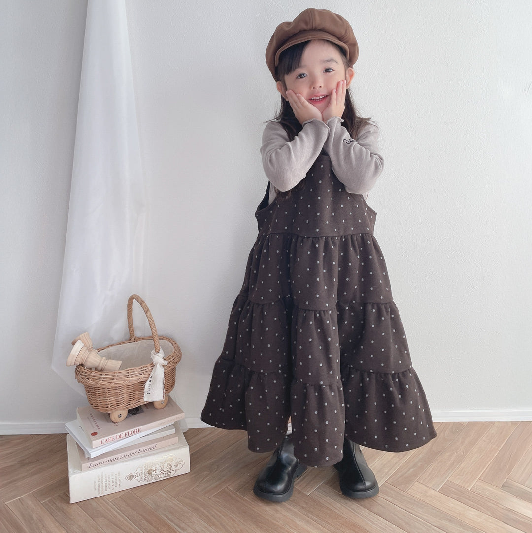 ドット柄が目を引くふんわりシルエットで、1枚で主役コーデが完成✨