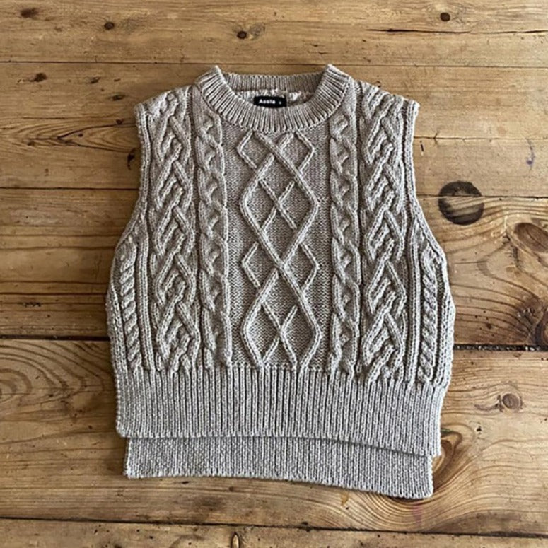 ケーブルニットベスト