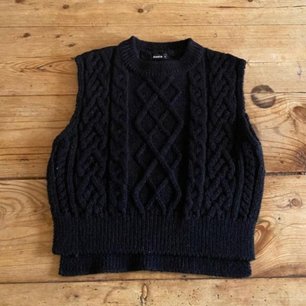 ケーブルニットベスト